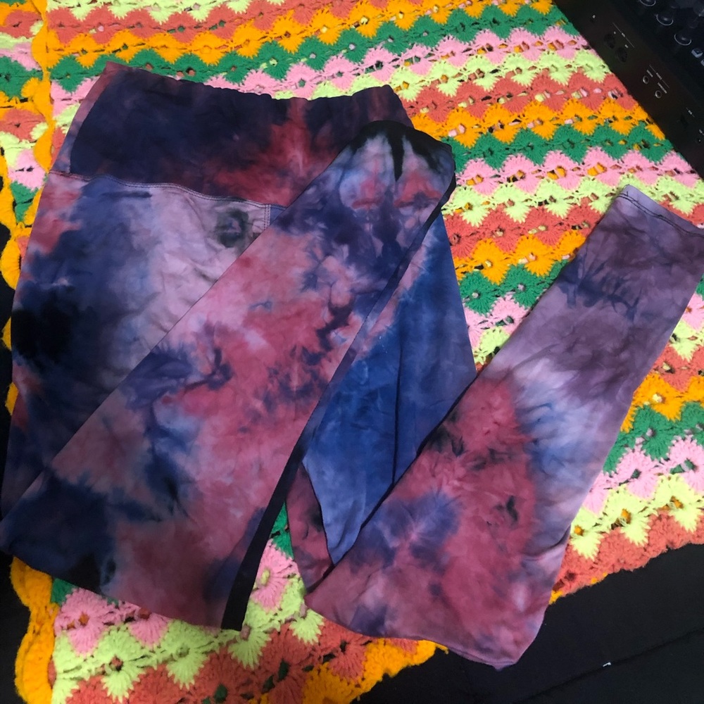 Super-soft tie dye leggings🍒